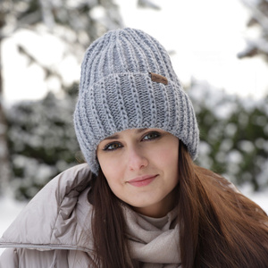 Woman's winter hat violet Ceres