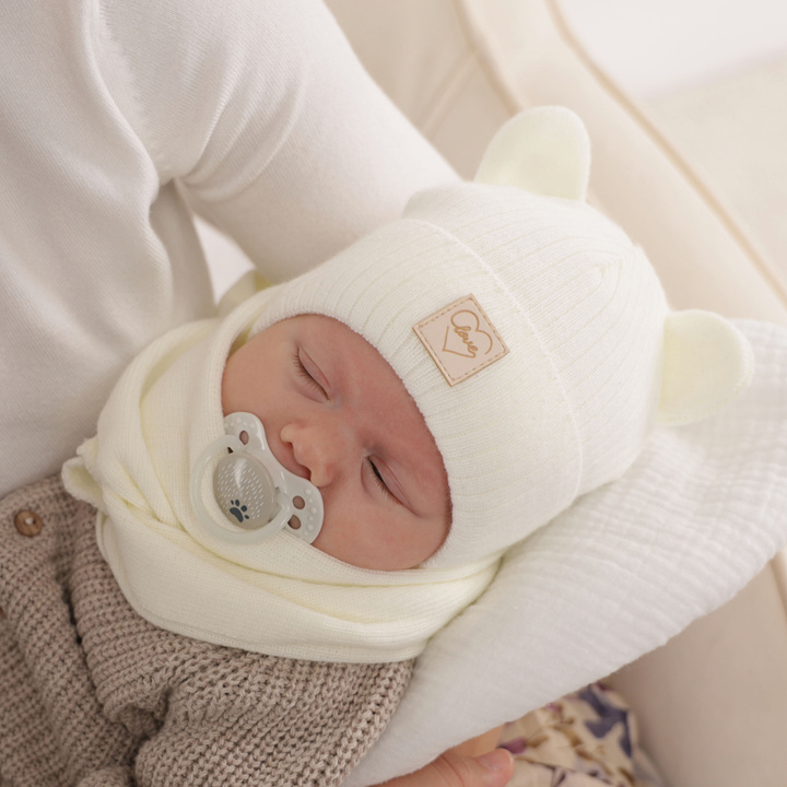 Girl's winter set: hat and scarf in ecru Antola