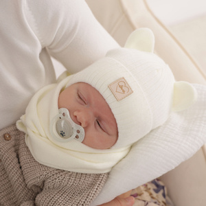 Girl's winter set: hat and scarf in ecru Antola