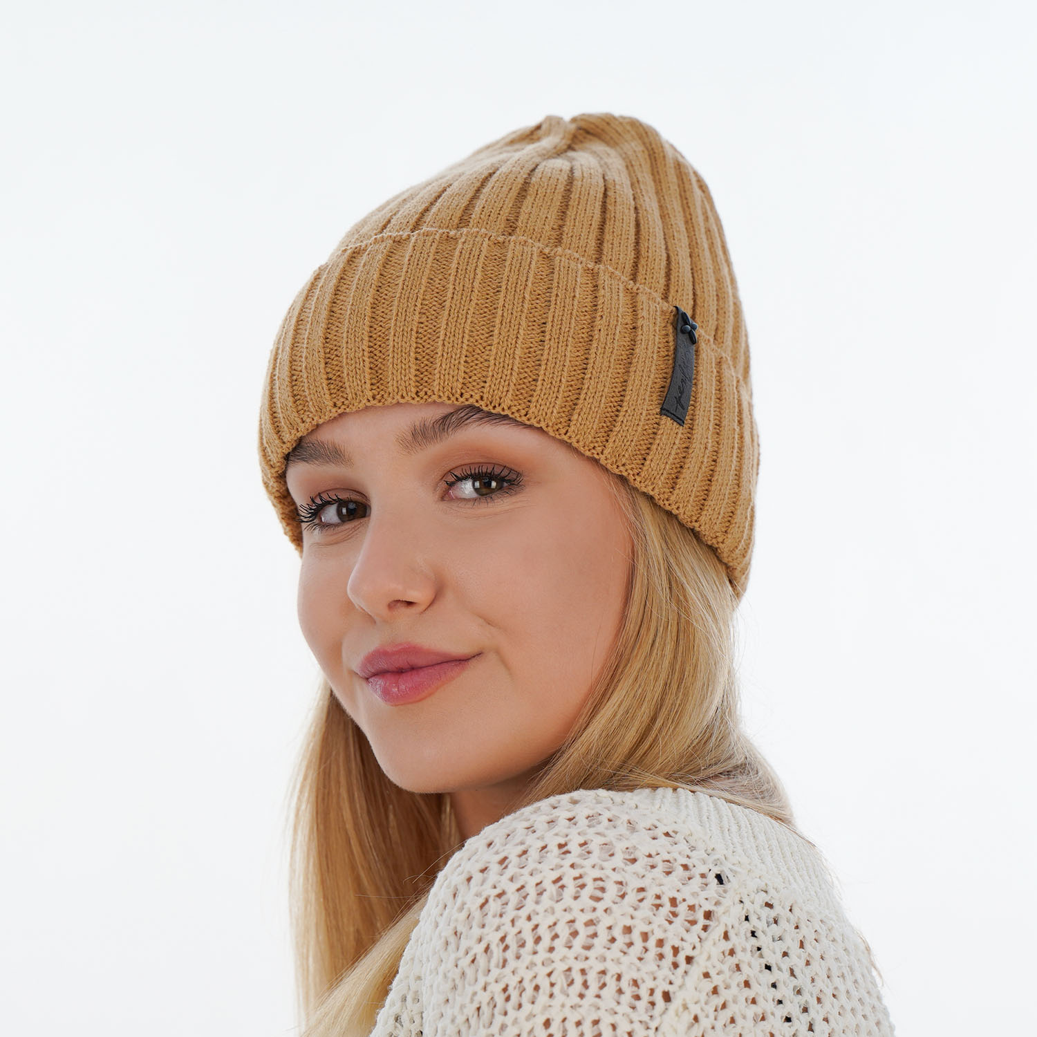 Woman's winter hat pink Parisa
